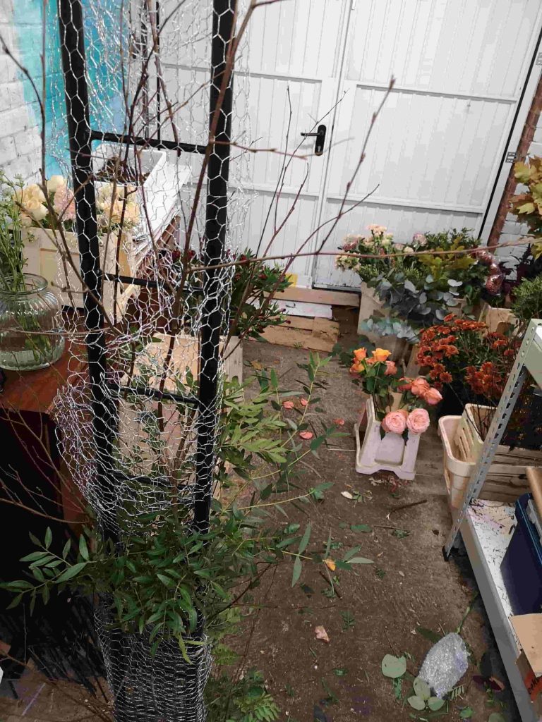 wedding arch with chickenwire showing foam free floristry mechanics